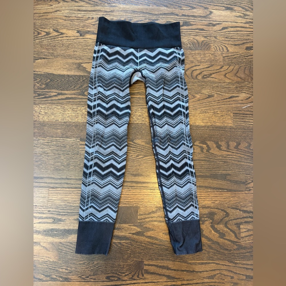 Lululemon Athletica Black and Gray Chevron Leggings, size 4